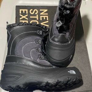 North Face Boys size 4 winter boots. Black. Great condition.